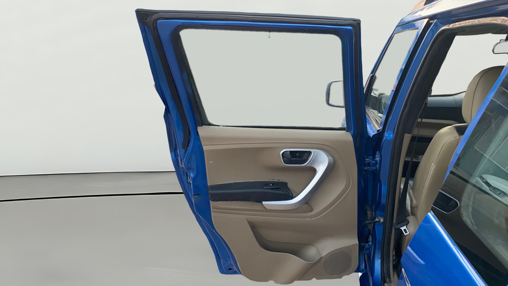 View 2016 Mahindra TUV300 T8 Image 23 Used 2016 Mahindra TUV300 T8 Image 23
