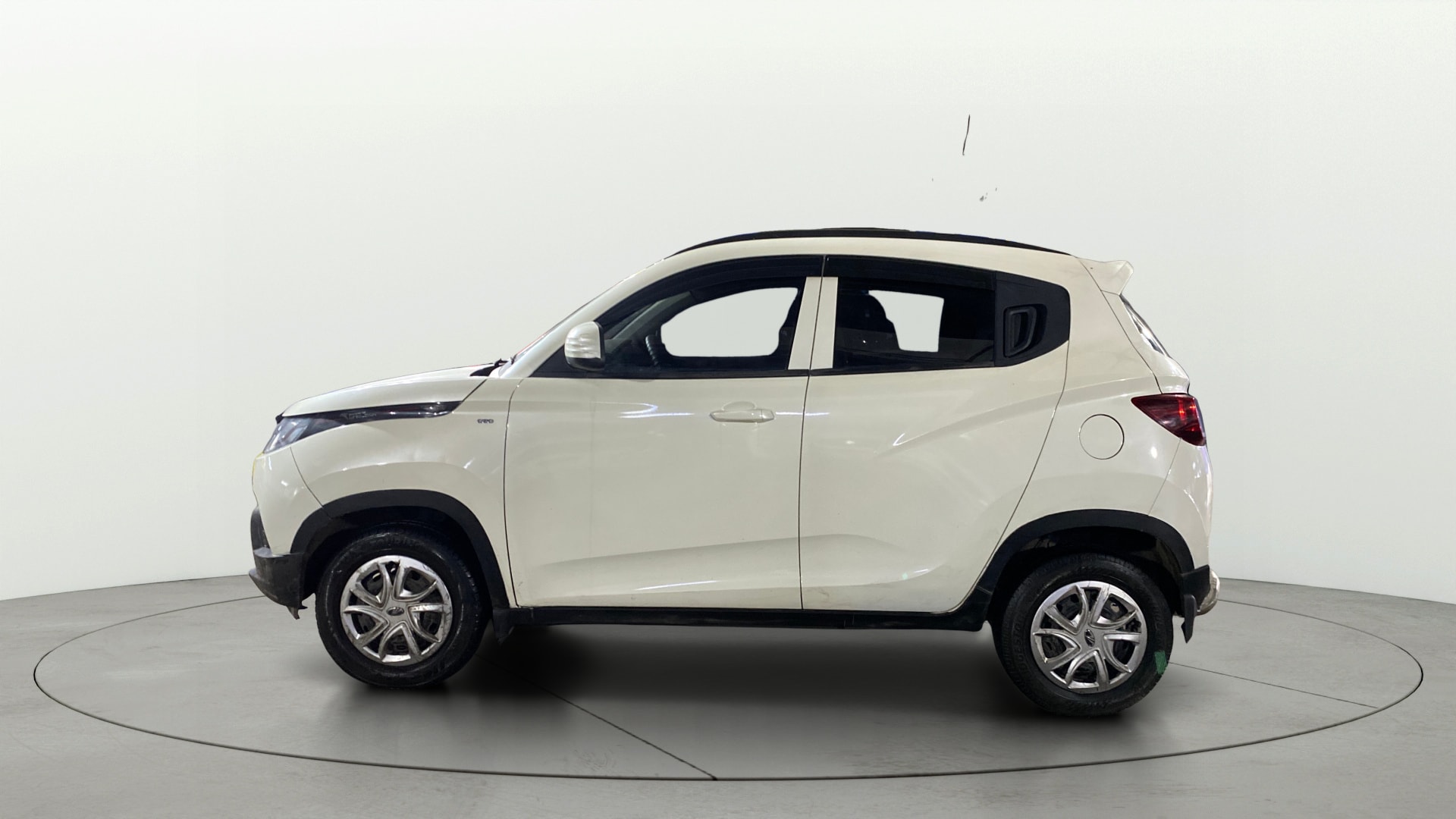 View 2017 Mahindra KUV100 K4 Plus Petrol 6 Seater BS IV Image 5 Used 2017 Mahindra KUV100 K4 Plus Petrol 6 Seater BS IV Image 5