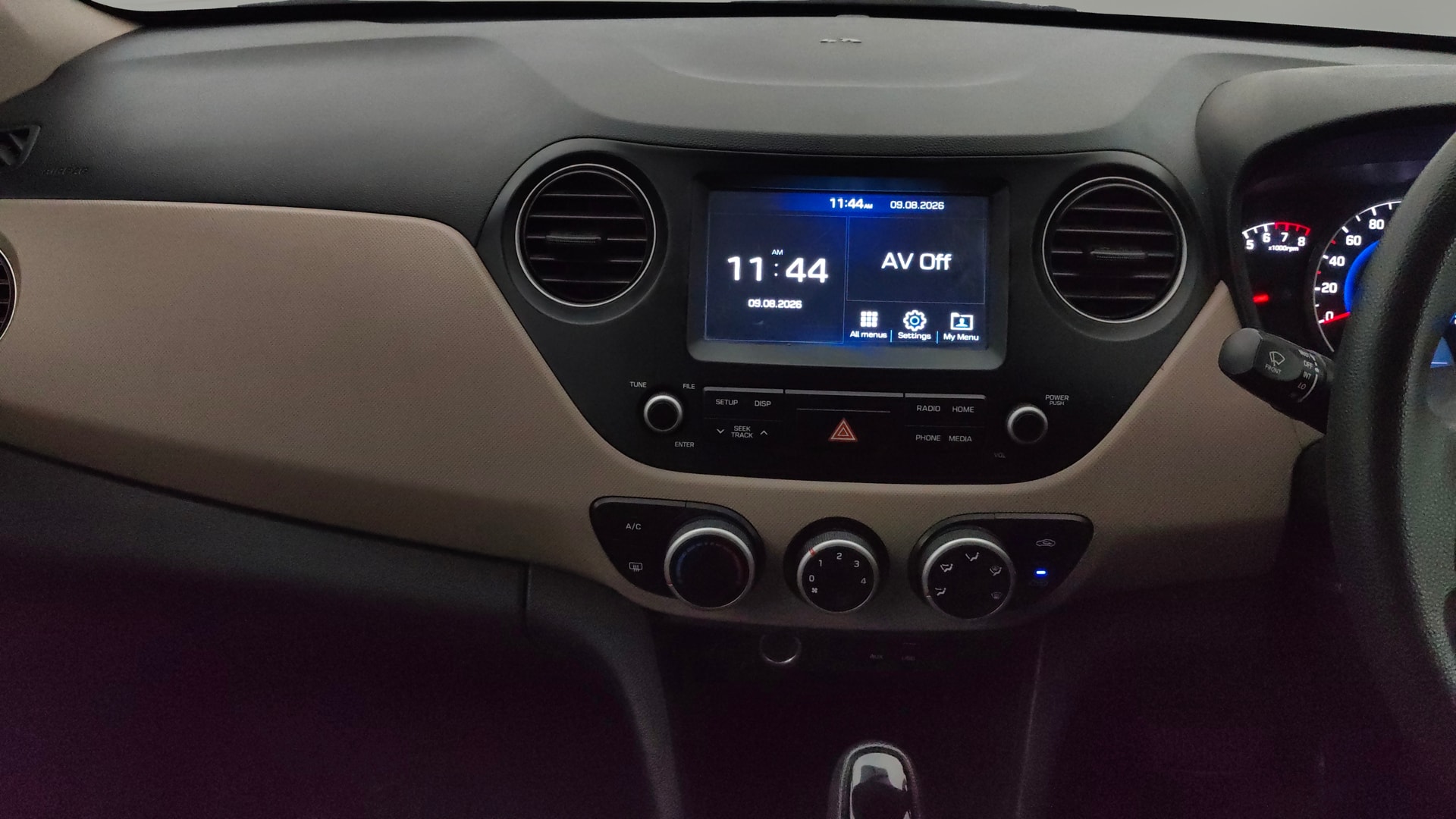 View 2017 Hyundai Grand i10 1.2 Sportz Petrol AT Image 17 Used 2017 Hyundai Grand i10 1.2 Sportz Petrol AT Image 17