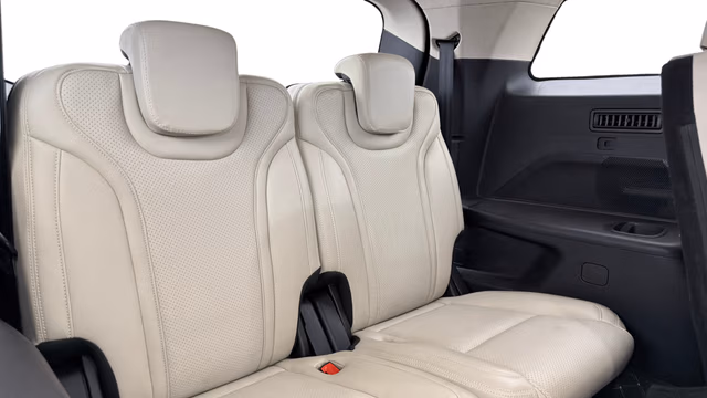 View Mahindra XUV700 Image 9 Used Mahindra XUV700 Image 9