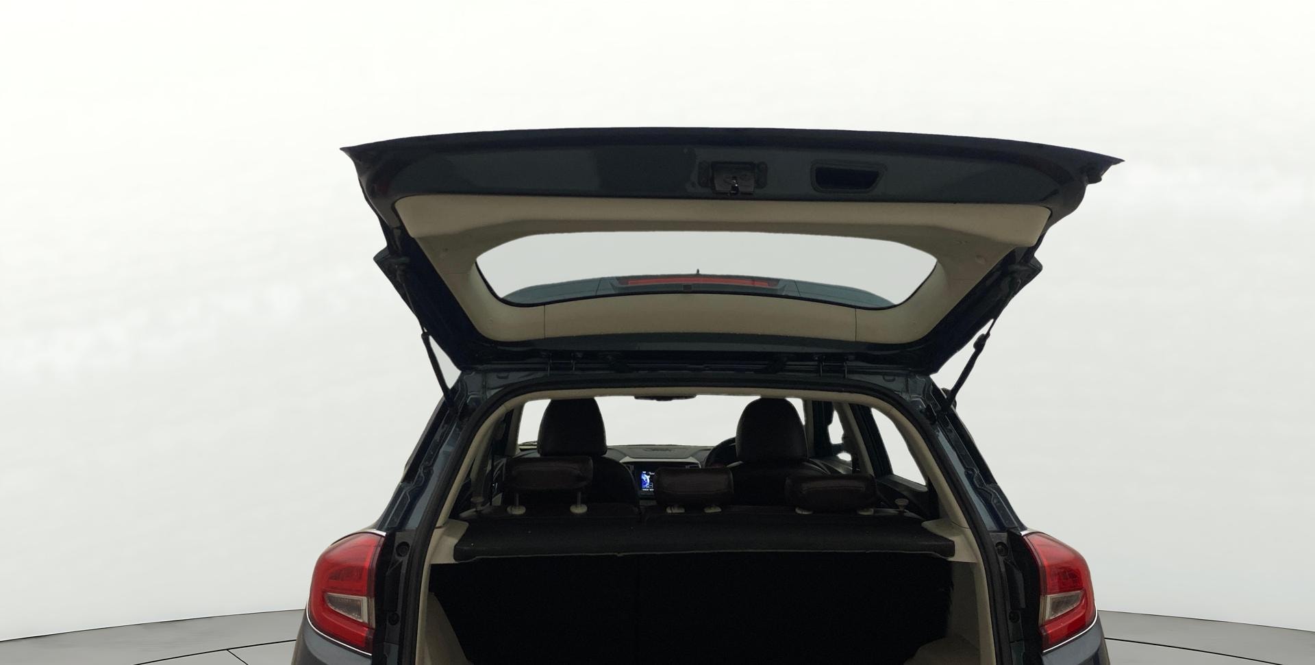 View 2022 Mahindra XUV300 W4 Petrol BS IV Image 32 Used 2022 Mahindra XUV300 W4 Petrol BS IV Image 32