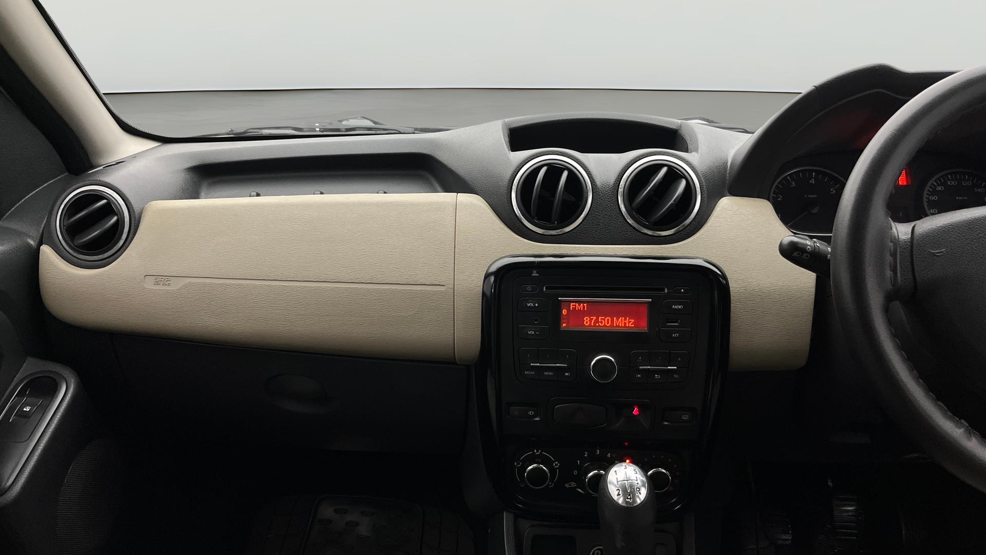 View 2014 Renault Duster Petrol RXL Image 17 Used 2014 Renault Duster Petrol RXL Image 17