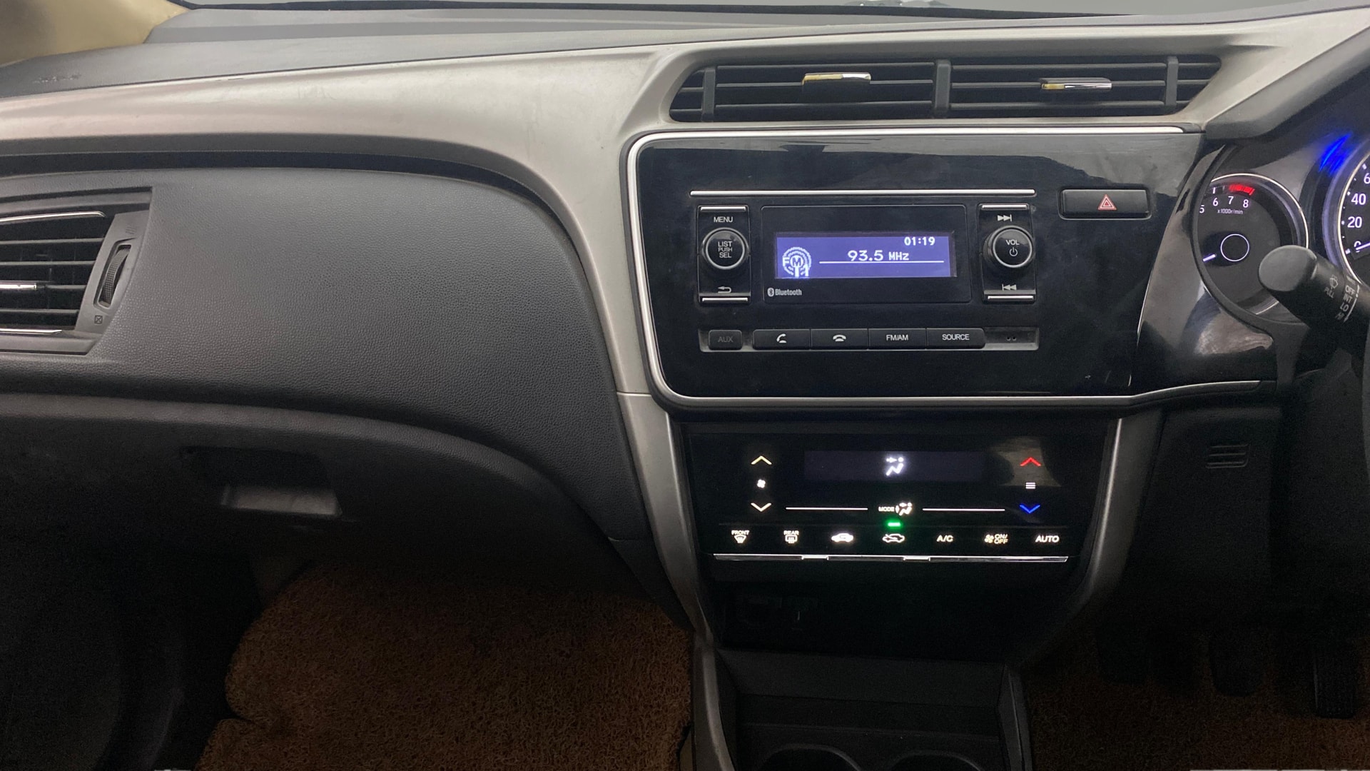 View 2019 Honda City ZX MT Diesel Anniversary Edition Image 17 Used 2019 Honda City ZX MT Diesel Anniversary Edition Image 17