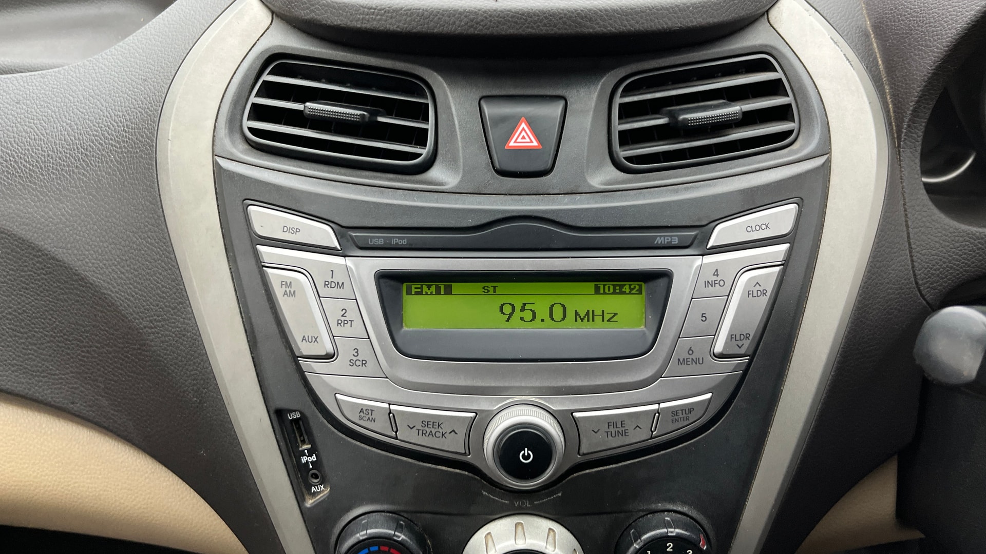 View 2016 Hyundai EON Magna Plus Image 17 Used 2016 Hyundai EON Magna Plus Image 17