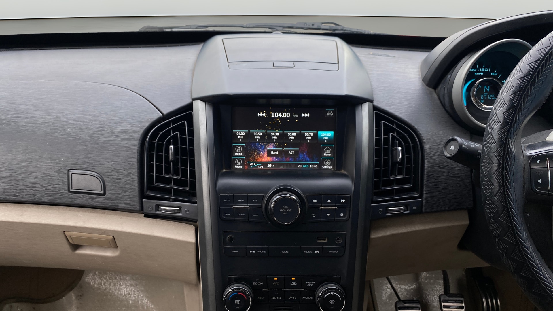 View 2018 Mahindra XUV500 W10 FWD Image 19 Used 2018 Mahindra XUV500 W10 FWD Image 19