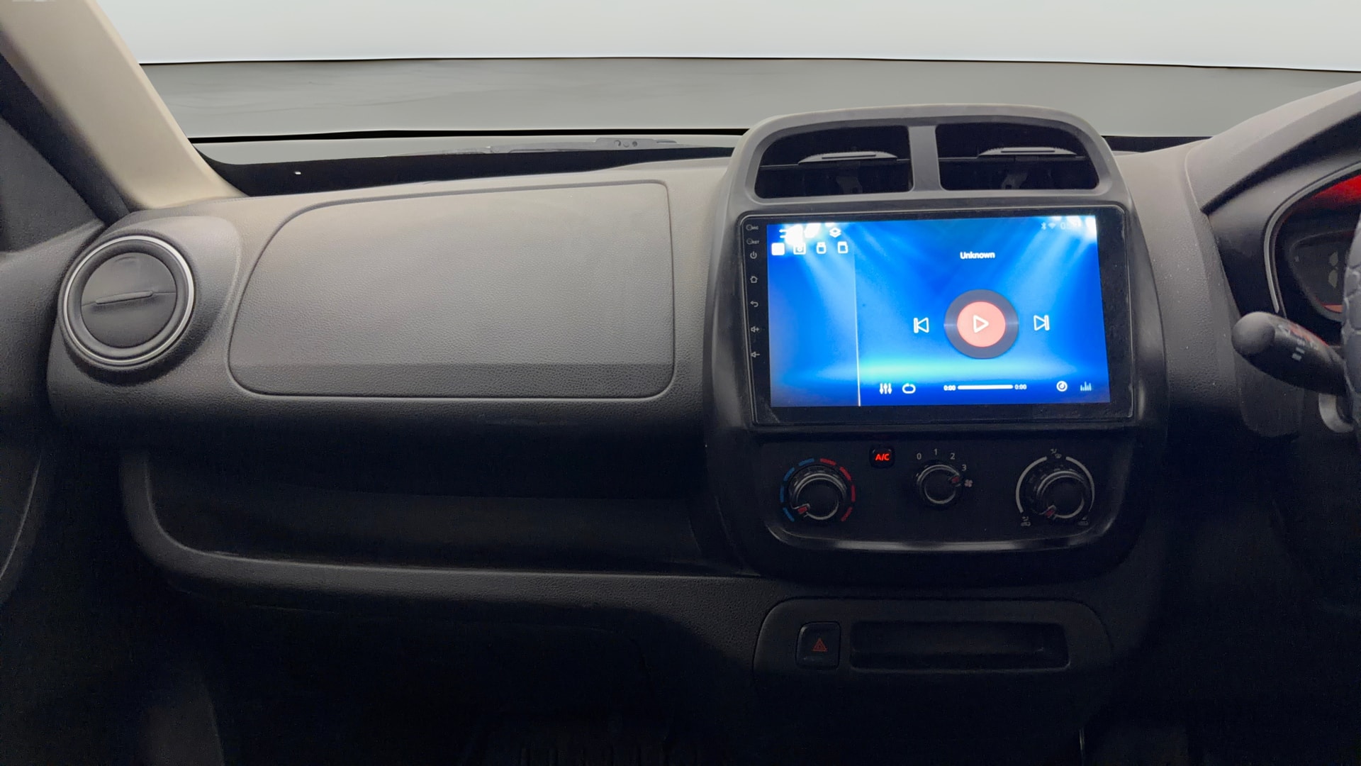View 2018 Renault Kwid RXL Image 17 Used 2018 Renault Kwid RXL Image 17
