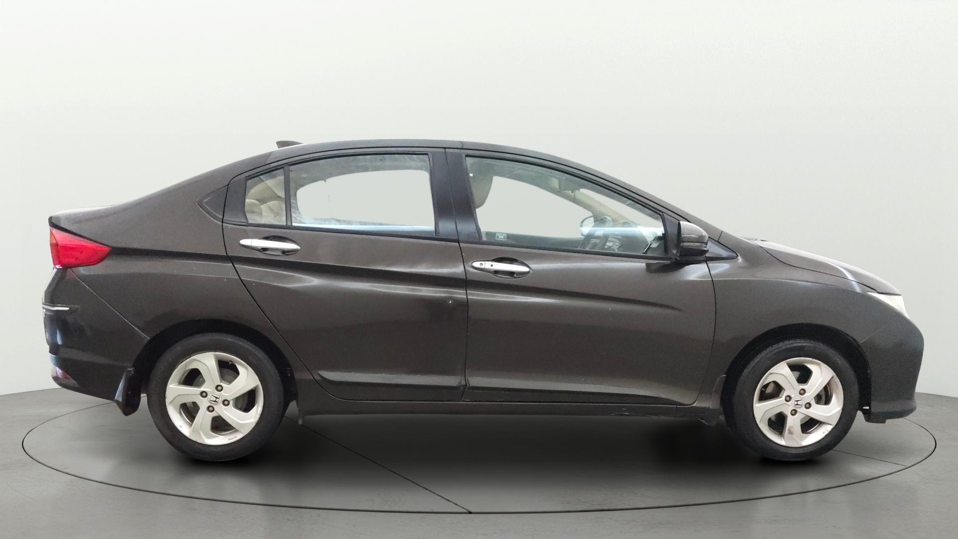 View 2016 Honda City ZX MT Diesel Anniversary Edition Image 9 Used 2016 Honda City ZX MT Diesel Anniversary Edition Image 9