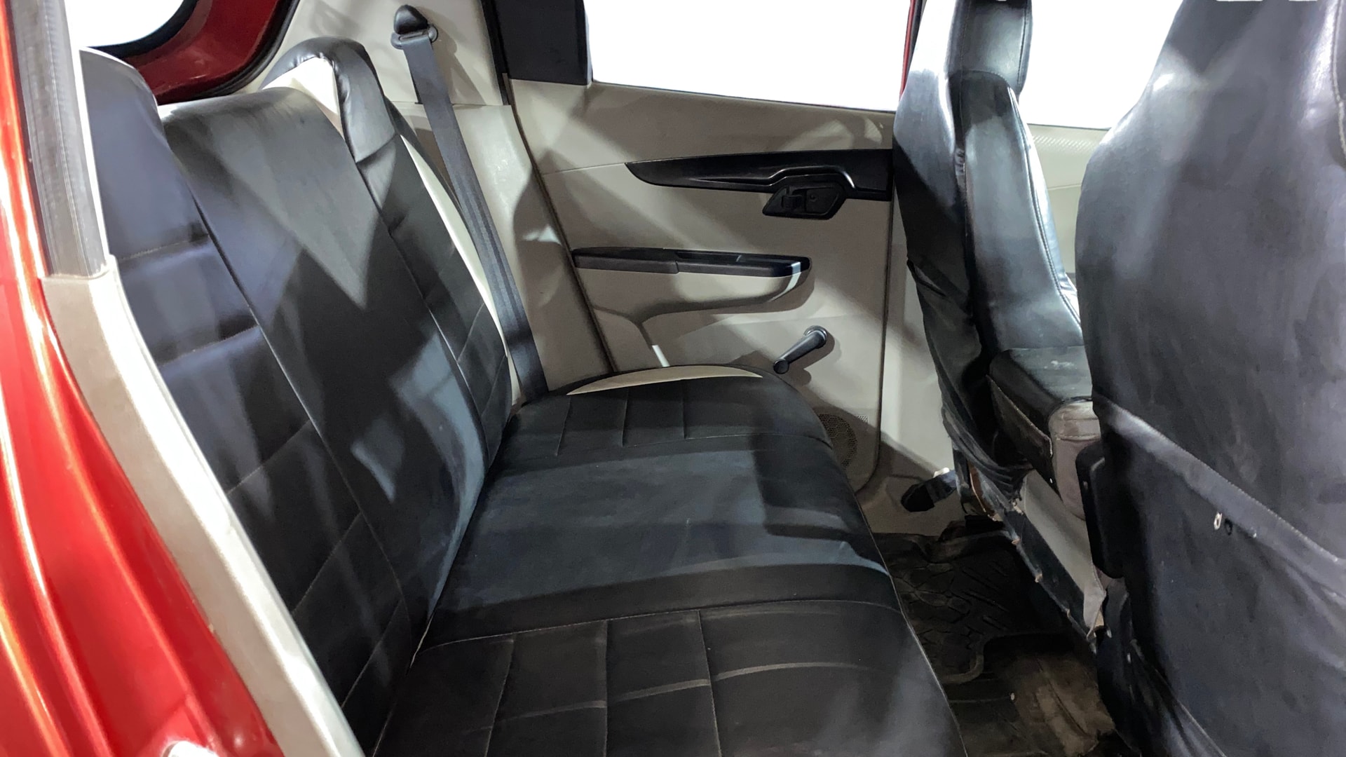 View 2016 Mahindra KUV100 K8 Diesel 6 Seater BS IV Image 29 Used 2016 Mahindra KUV100 K8 Diesel 6 Seater BS IV Image 29