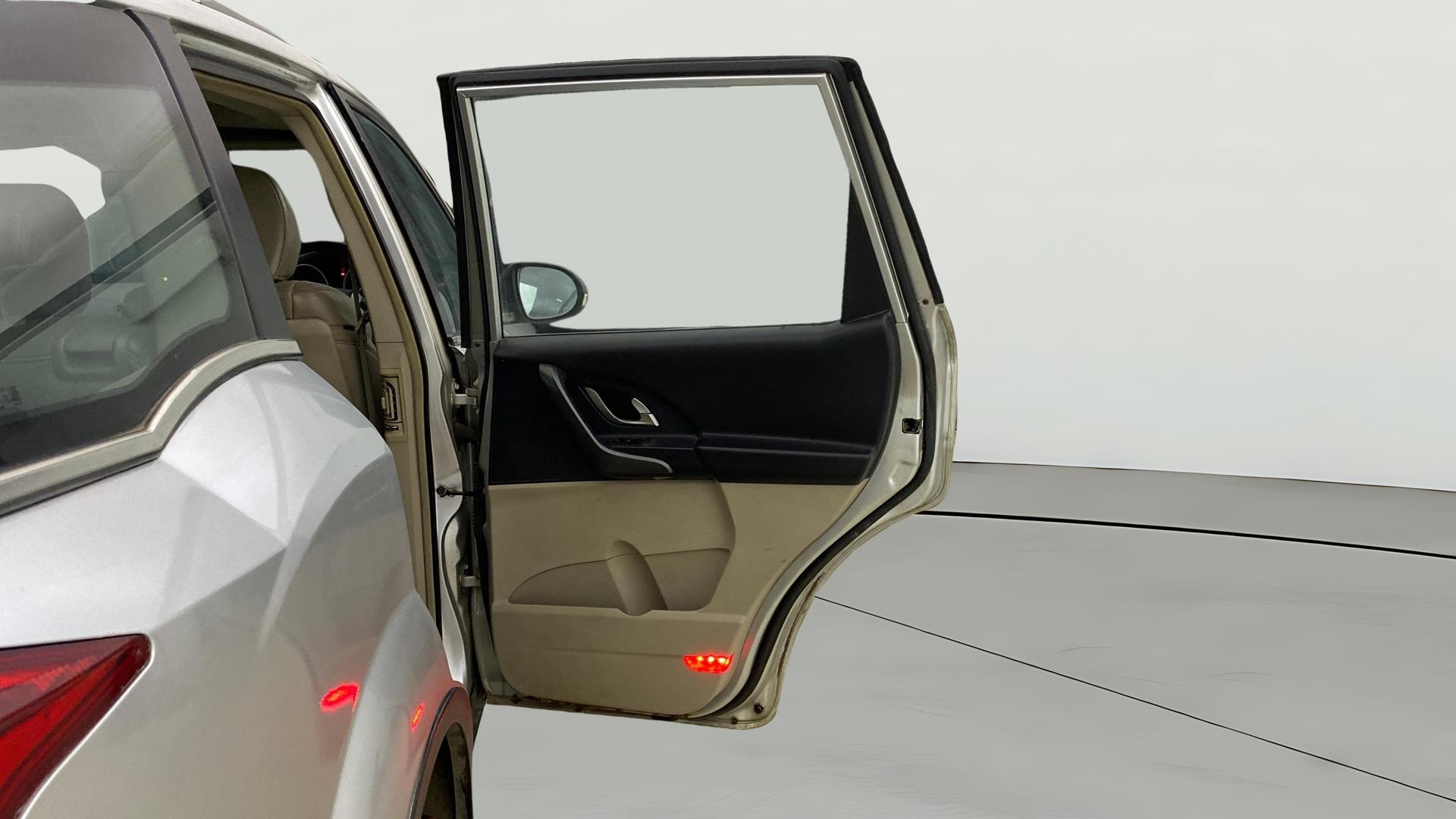 View 2015 Mahindra XUV500 W10 FWD Image 6 Used 2015 Mahindra XUV500 W10 FWD Image 6