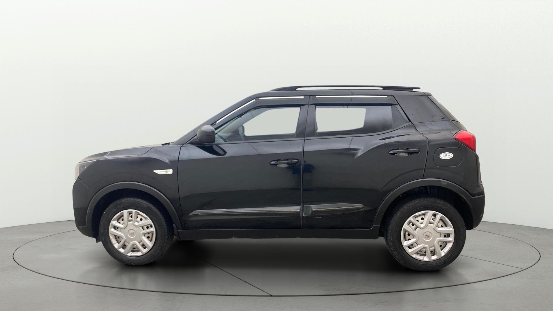 View 2024 Mahindra XUV300 W4 Petrol BS IV Image 5 Used 2024 Mahindra XUV300 W4 Petrol BS IV Image 5