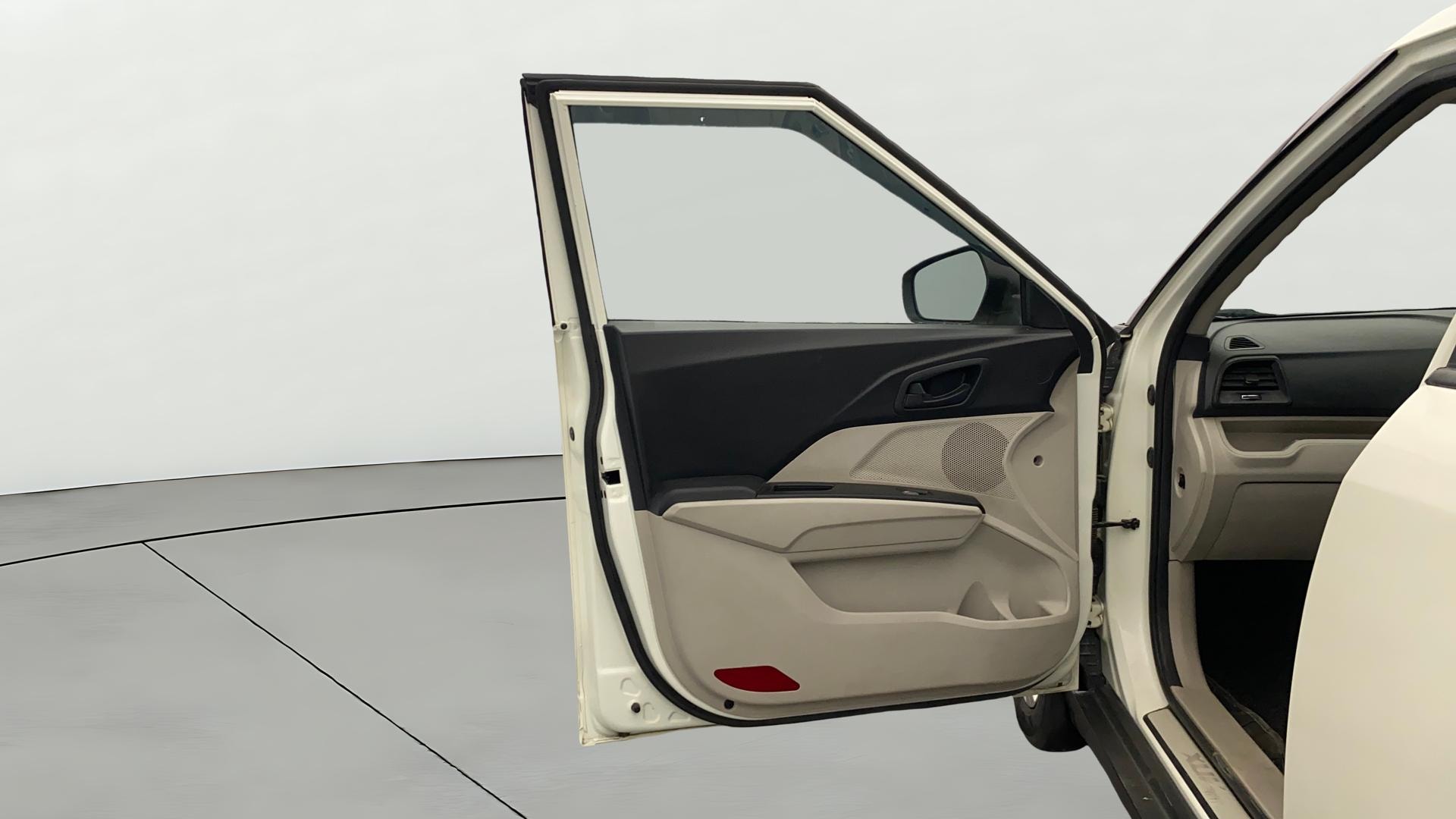 View 2023 Mahindra XUV300 W4 Petrol BS IV Image 35 Used 2023 Mahindra XUV300 W4 Petrol BS IV Image 35