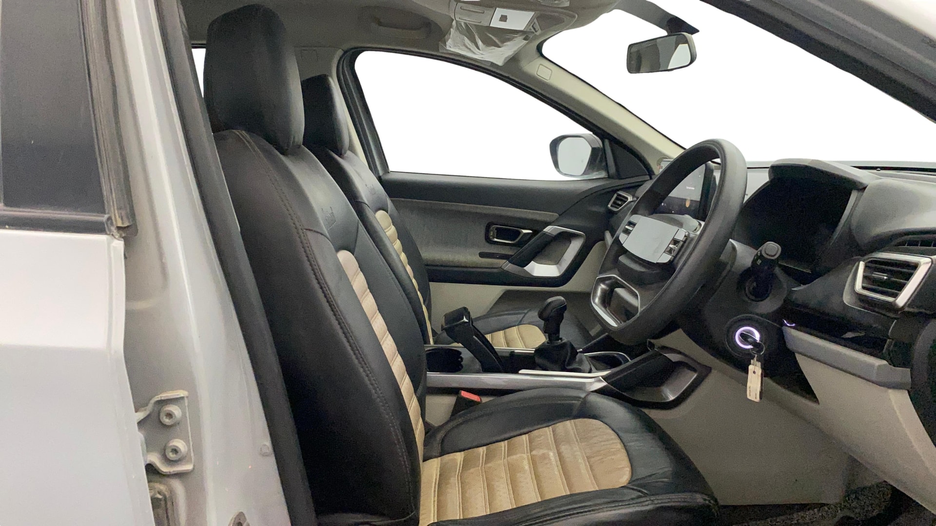 View 2024 Tata Safari Pure (O) Image 19 Used 2024 Tata Safari Pure (O) Image 19