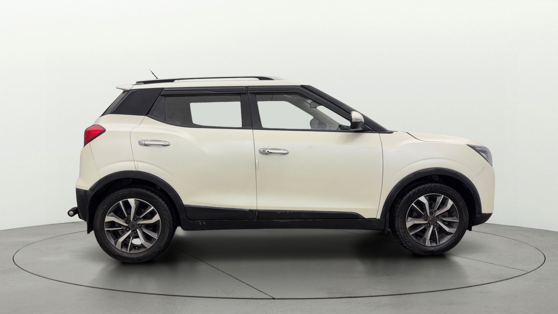 View 2019 Mahindra XUV300 W4 Petrol BS IV Image 9 Used 2019 Mahindra XUV300 W4 Petrol BS IV Image 9