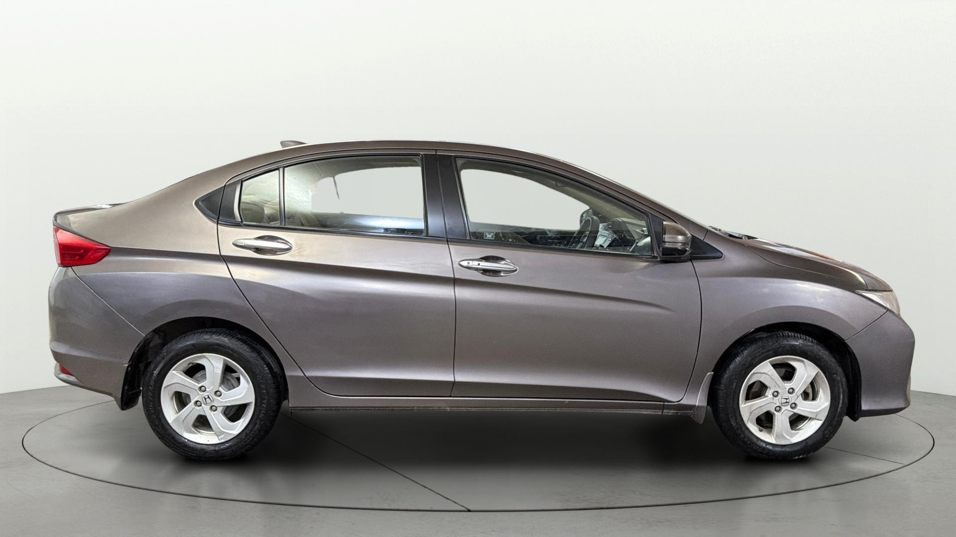 View 2017 Honda City ZX MT Diesel Anniversary Edition Image 9 Used 2017 Honda City ZX MT Diesel Anniversary Edition Image 9