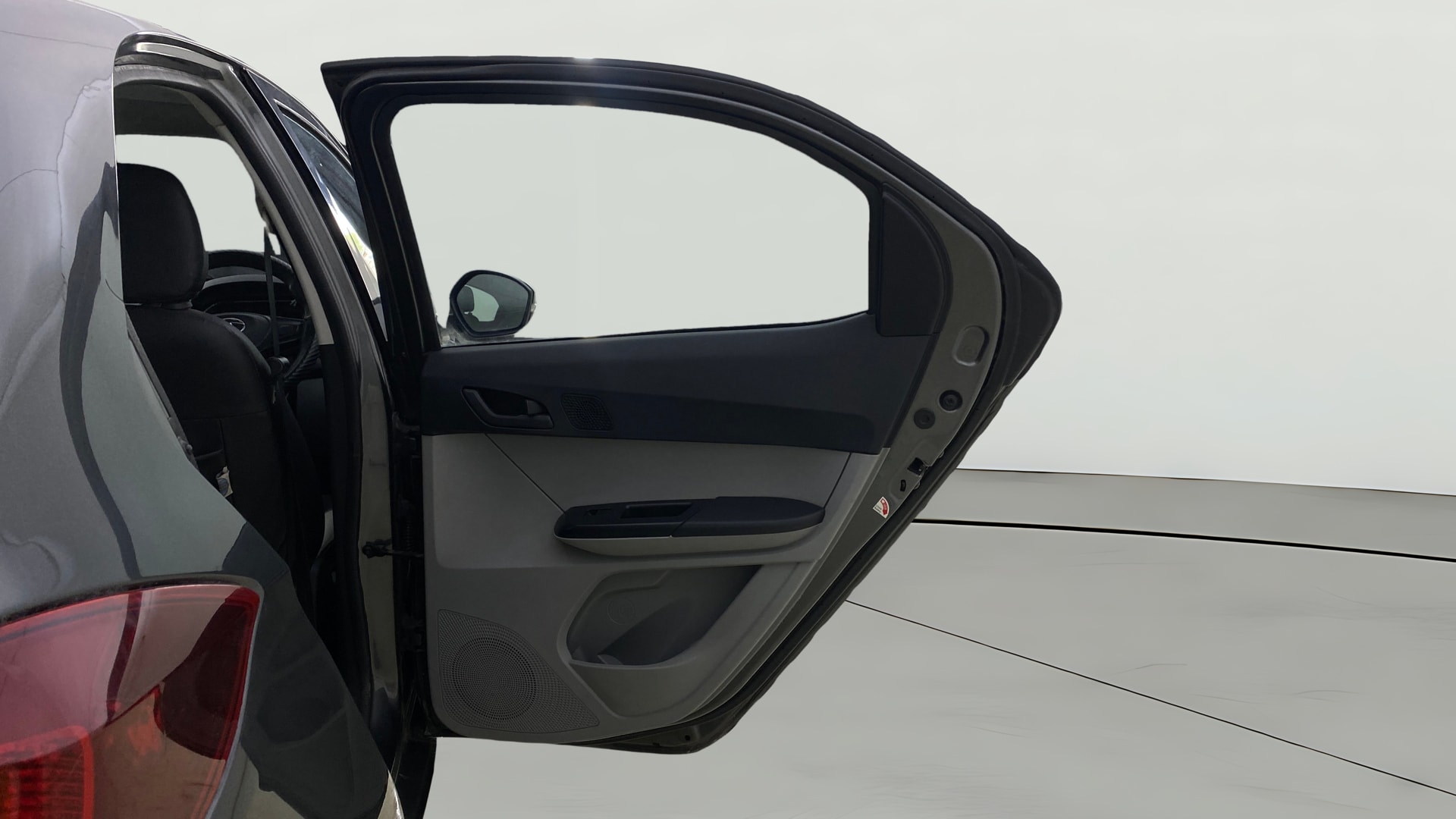 View 2022 Tata Tiago Revotorq XB Image 7 Used 2022 Tata Tiago Revotorq XB Image 7