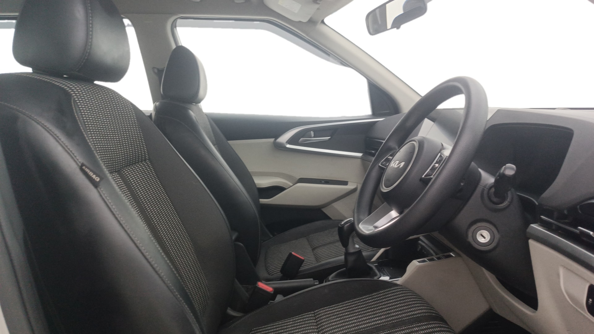 View 2023 Kia Carens Prestige 1.5 Petrol 7 STR Image 19 Used 2023 Kia Carens Prestige 1.5 Petrol 7 STR Image 19