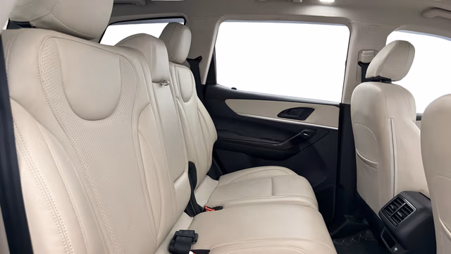 View Mahindra XUV700 Image 37 Used Mahindra XUV700 Image 37