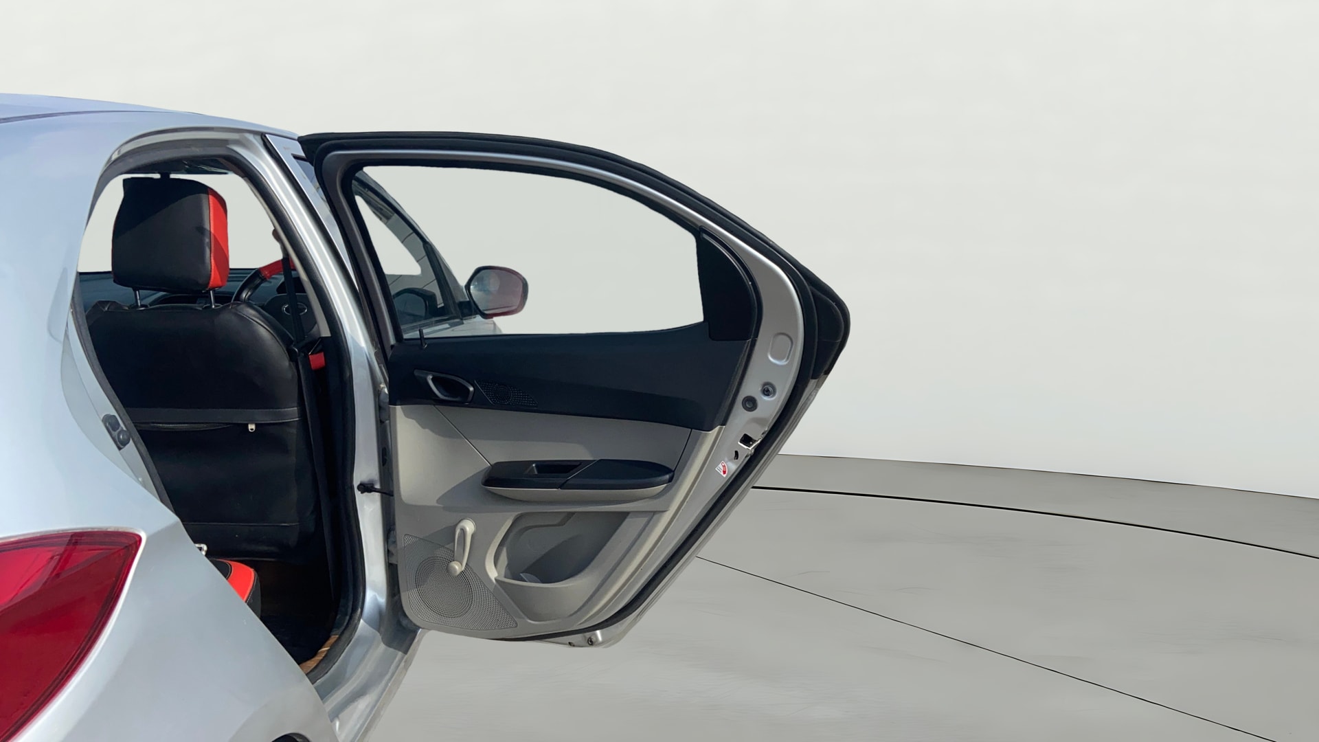 View 2020 Tata Tiago Revotorq XB Image 7 Used 2020 Tata Tiago Revotorq XB Image 7