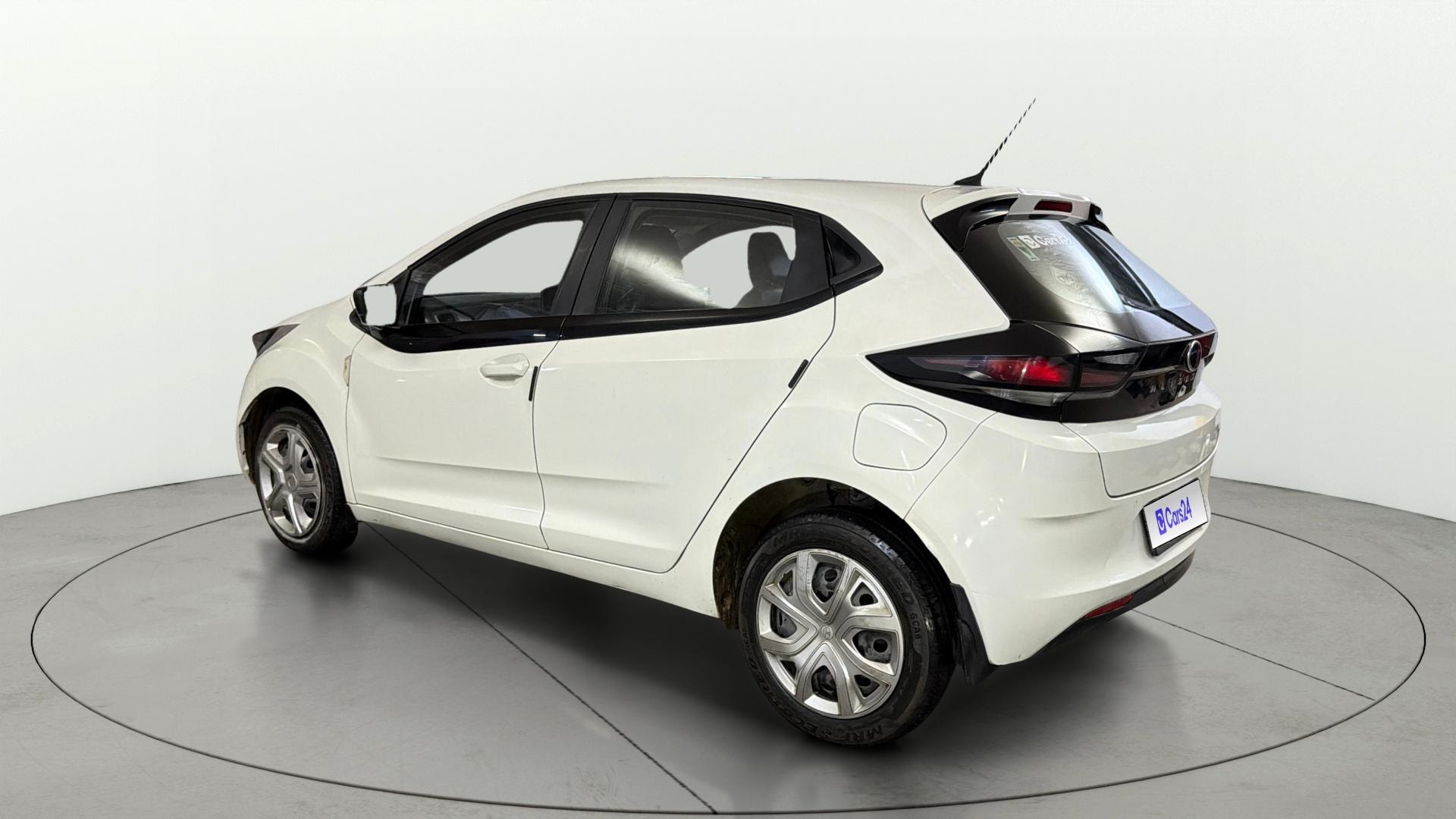 View 2024 Tata Altroz XZ Petrol Image 2 Used 2024 Tata Altroz XZ Petrol Image 2