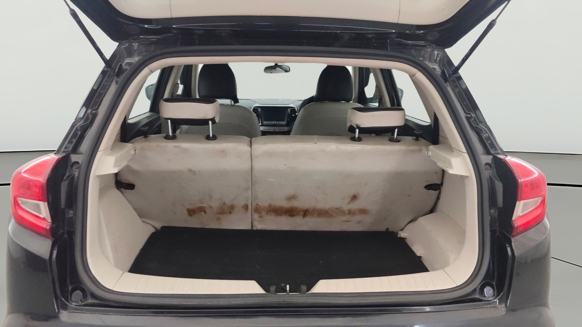 View 2022 Mahindra XUV300 W4 Petrol BS IV Image 39 Used 2022 Mahindra XUV300 W4 Petrol BS IV Image 39