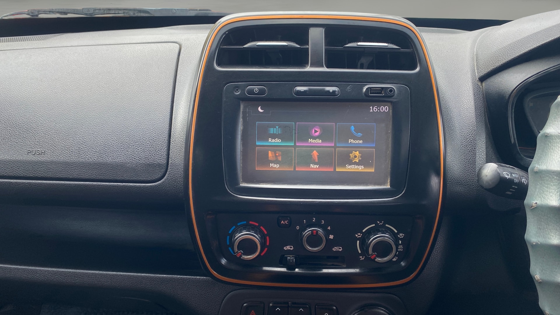 View 2017 Renault Kwid RXT 1.0 Driver Airbag Option Image 17 Used 2017 Renault Kwid RXT 1.0 Driver Airbag Option Image 17