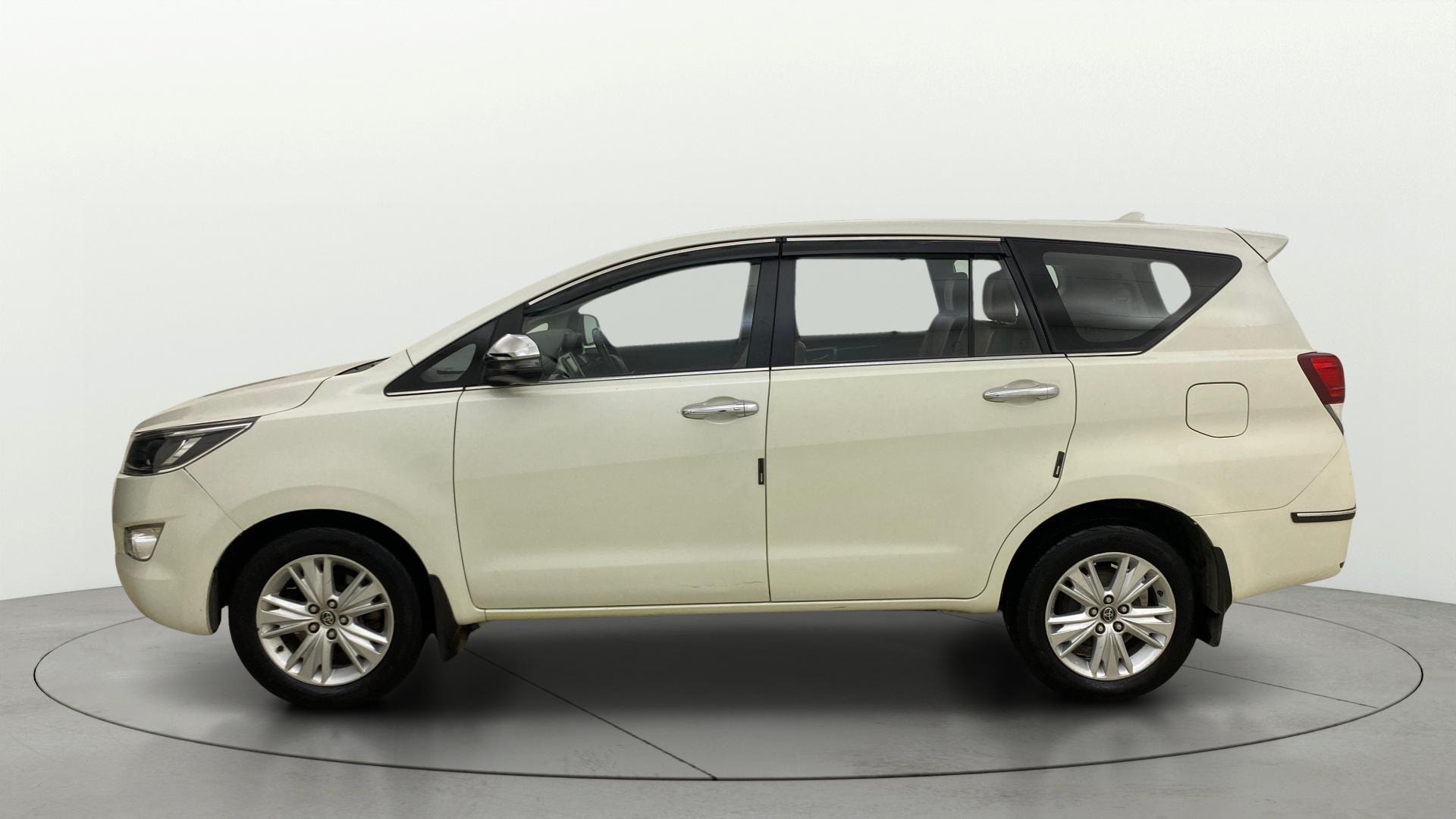 View 2018 Toyota Innova Crysta 2.8 ZX AT 7-Seater Image 6 Used 2018 Toyota Innova Crysta 2.8 ZX AT 7-Seater Image 6