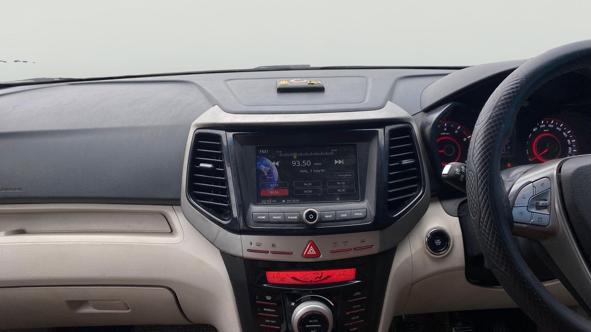 View 2022 Mahindra XUV300 W4 Petrol BS IV Image 33 Used 2022 Mahindra XUV300 W4 Petrol BS IV Image 33