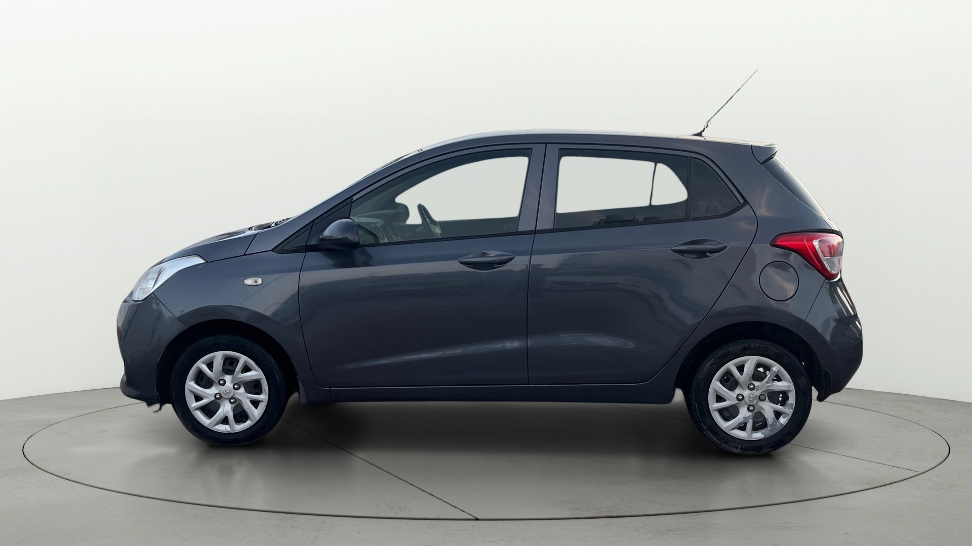 View 2017 Hyundai Grand i10 1.2 Magna Petrol AT Image 5 Used 2017 Hyundai Grand i10 1.2 Magna Petrol AT Image 5