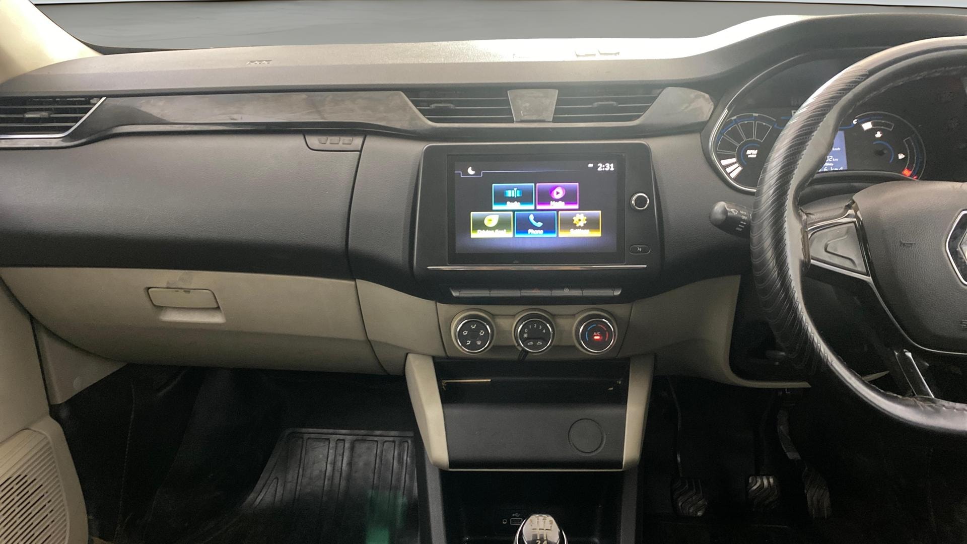View 2020 Renault Triber RXT Image 17 Used 2020 Renault Triber RXT Image 17