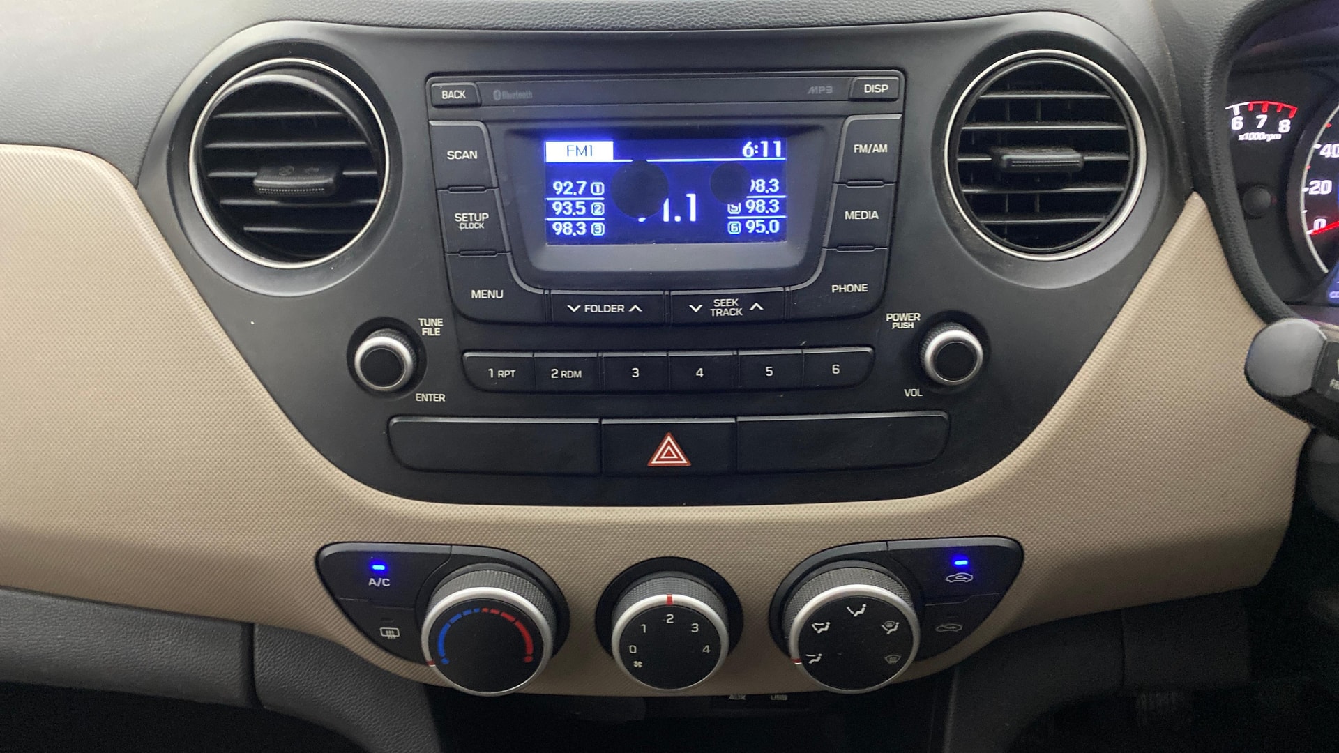 View 2017 Hyundai Grand i10 Sportz 1.2 Kappa Image 17 Used 2017 Hyundai Grand i10 Sportz 1.2 Kappa Image 17