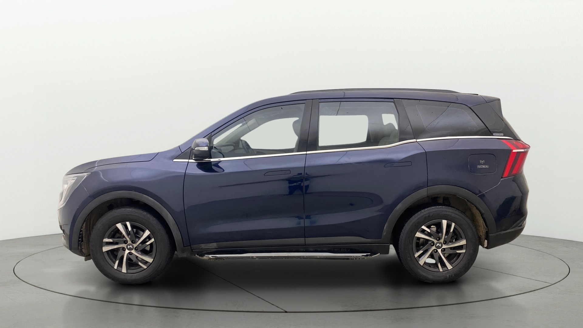 View 2023 Mahindra XUV700 MX Petrol 5 STR Image 5 Used 2023 Mahindra XUV700 MX Petrol 5 STR Image 5