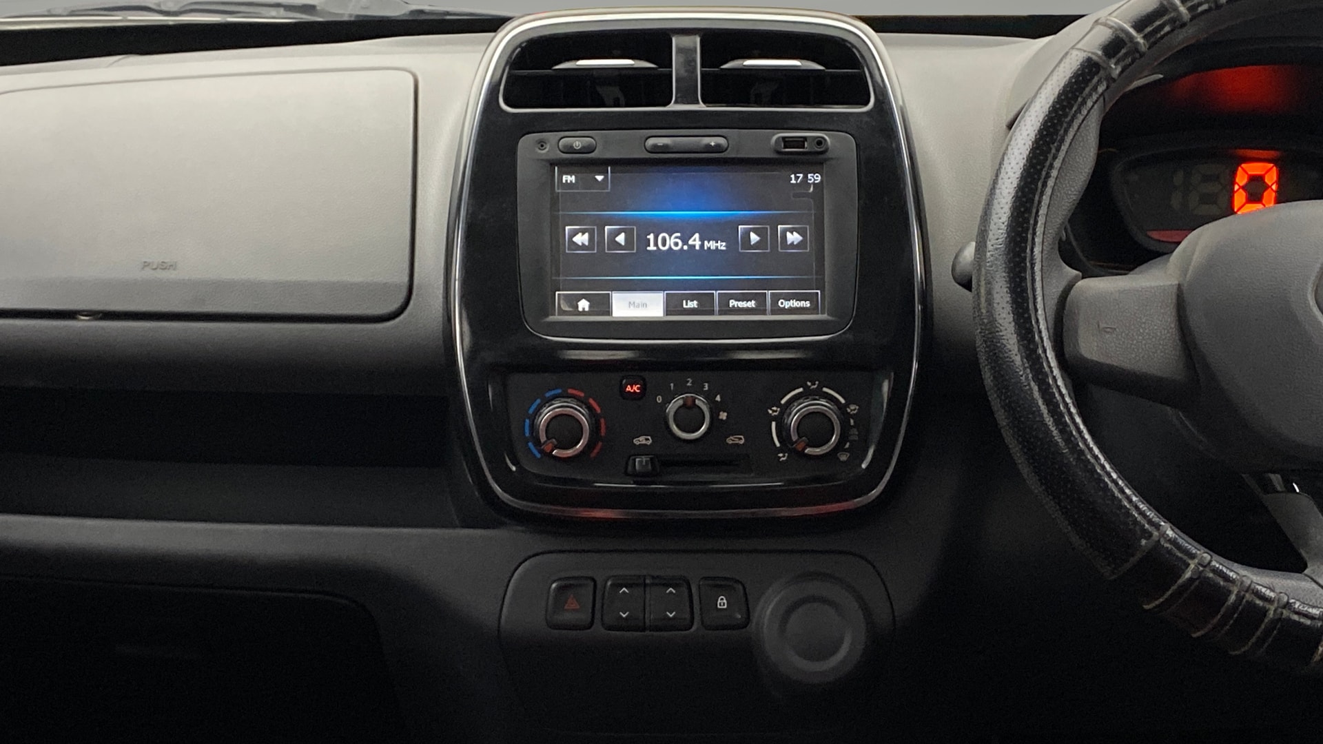 View 2016 Renault Kwid RXT 1.0 Image 17 Used 2016 Renault Kwid RXT 1.0 Image 17