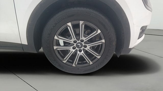View Mahindra XUV700 Image 45 Used Mahindra XUV700 Image 45