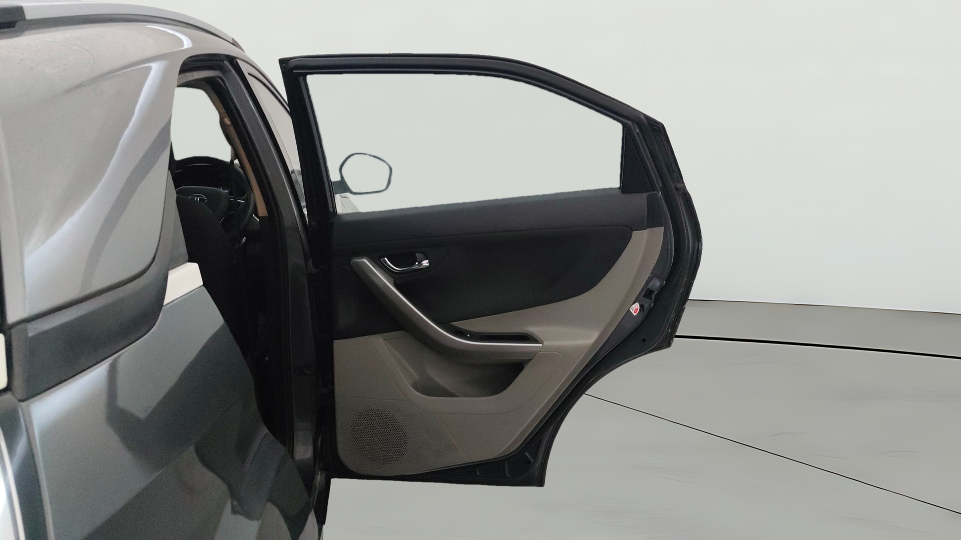 View 2017 Tata Nexon Revotron XE Image 7 Used 2017 Tata Nexon Revotron XE Image 7