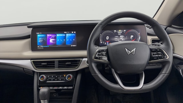 View Mahindra XUV700 Image 14 Used Mahindra XUV700 Image 14