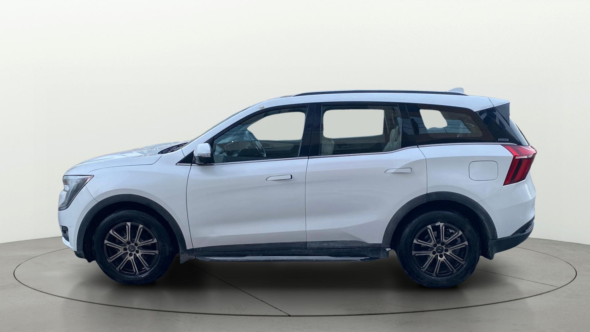 View 2021 Mahindra XUV700 MX Petrol 5 STR Image 28 Used 2021 Mahindra XUV700 MX Petrol 5 STR Image 28