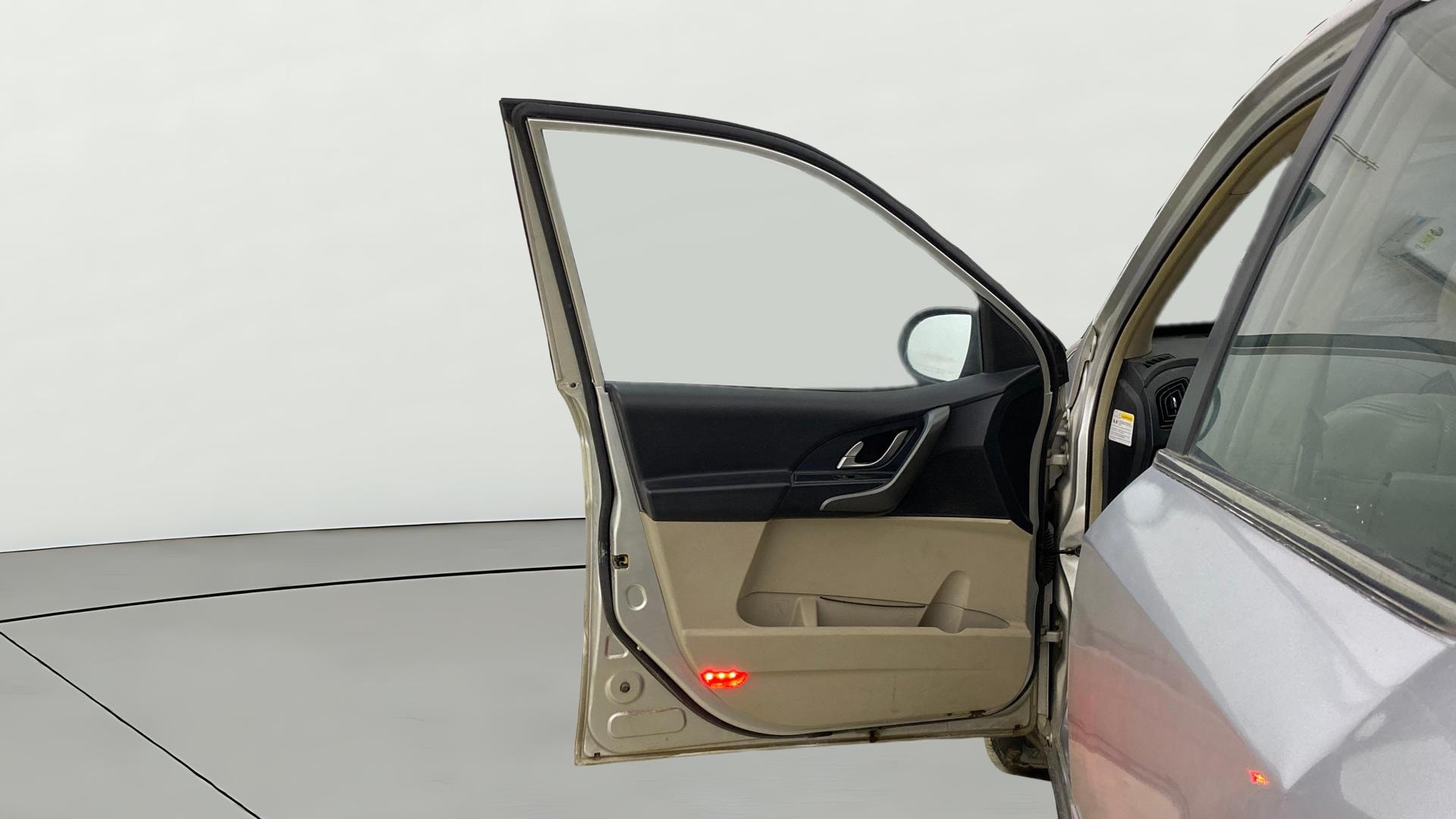 View 2015 Mahindra XUV500 W10 FWD Image 40 Used 2015 Mahindra XUV500 W10 FWD Image 40