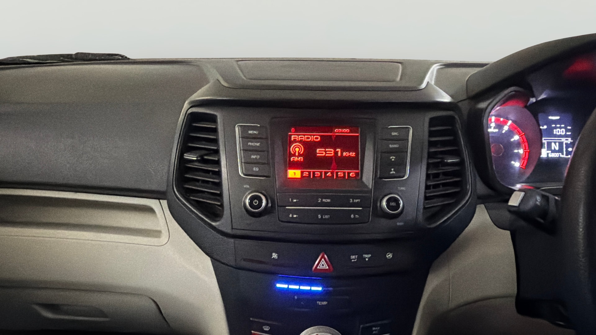 View 2023 Mahindra XUV300 W4 Petrol BS IV Image 17 Used 2023 Mahindra XUV300 W4 Petrol BS IV Image 17