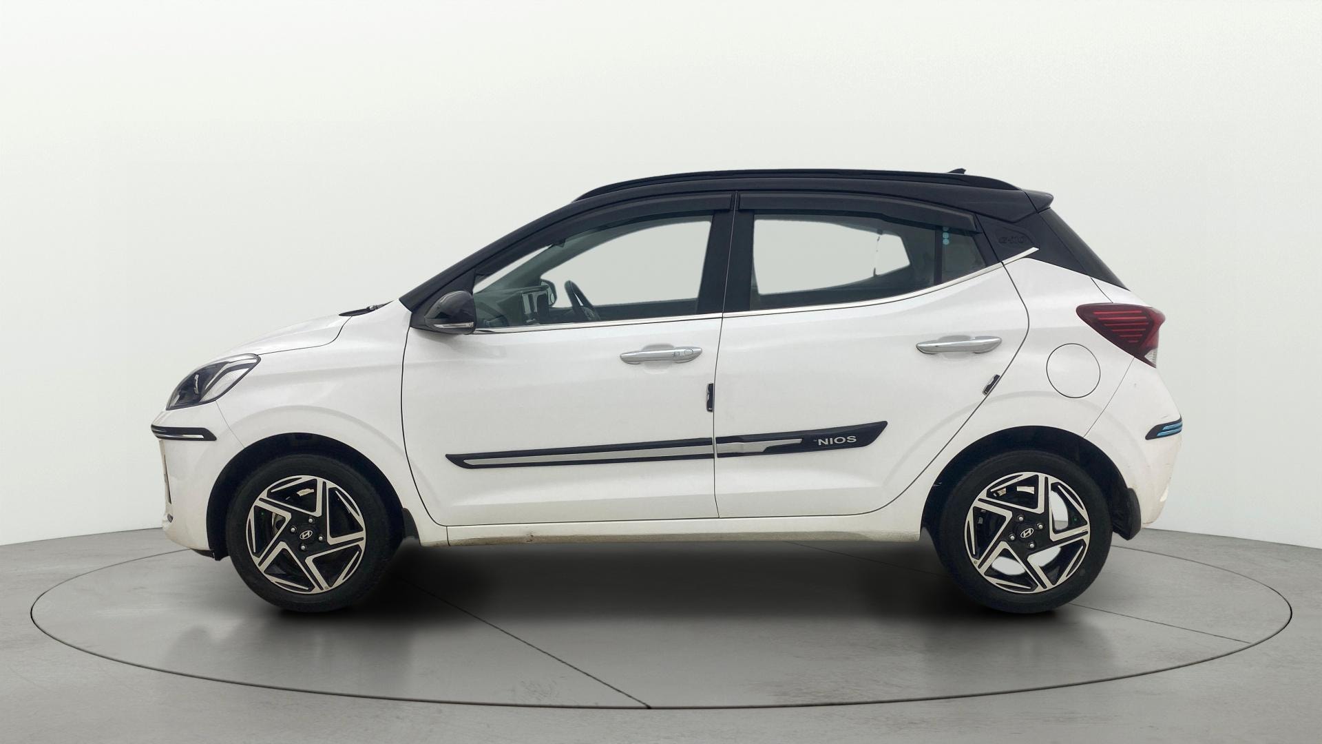View 2023 Hyundai Grand i10 Nios Sportz Petrol Dual Tone Image 5 Used 2023 Hyundai Grand i10 Nios Sportz Petrol Dual Tone Image 5