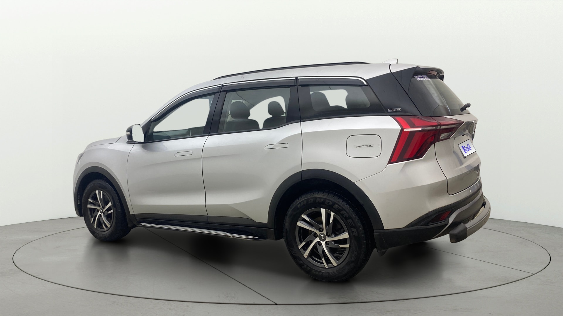 View 2022 Mahindra XUV700 MX Petrol 5 STR Image 2 Used 2022 Mahindra XUV700 MX Petrol 5 STR Image 2