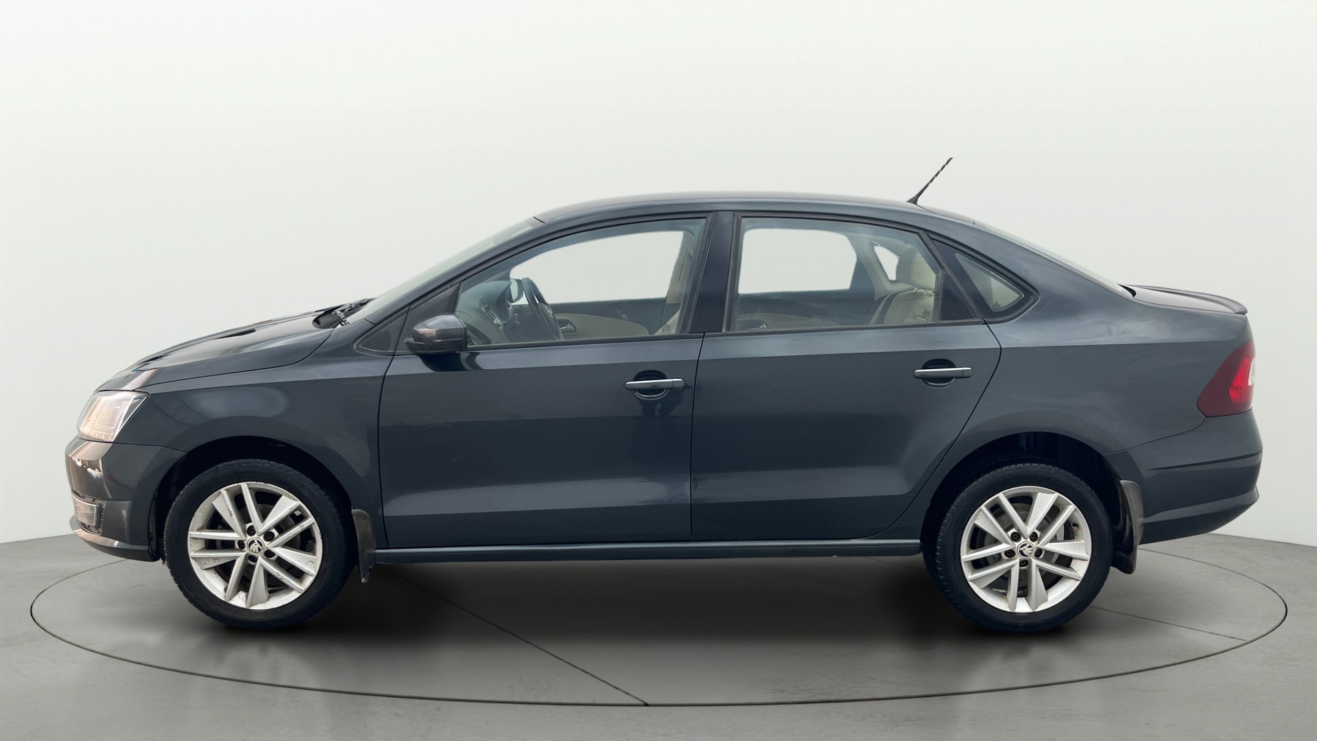 View 2017 Skoda Rapid 1.5 TDI CR Active BS IV Image 5 Used 2017 Skoda Rapid 1.5 TDI CR Active BS IV Image 5