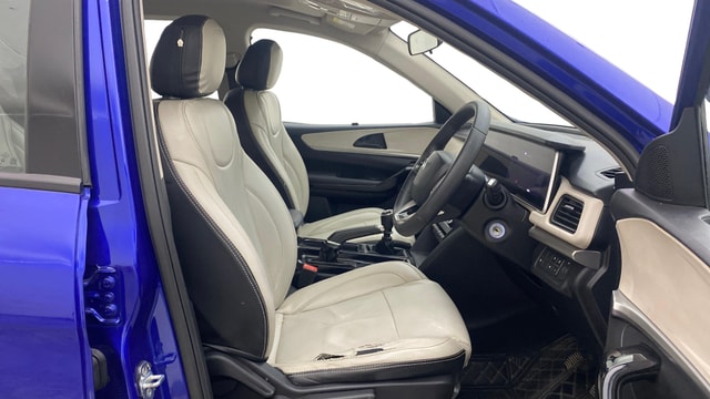 View Mahindra XUV700 Image 26 Used Mahindra XUV700 Image 26