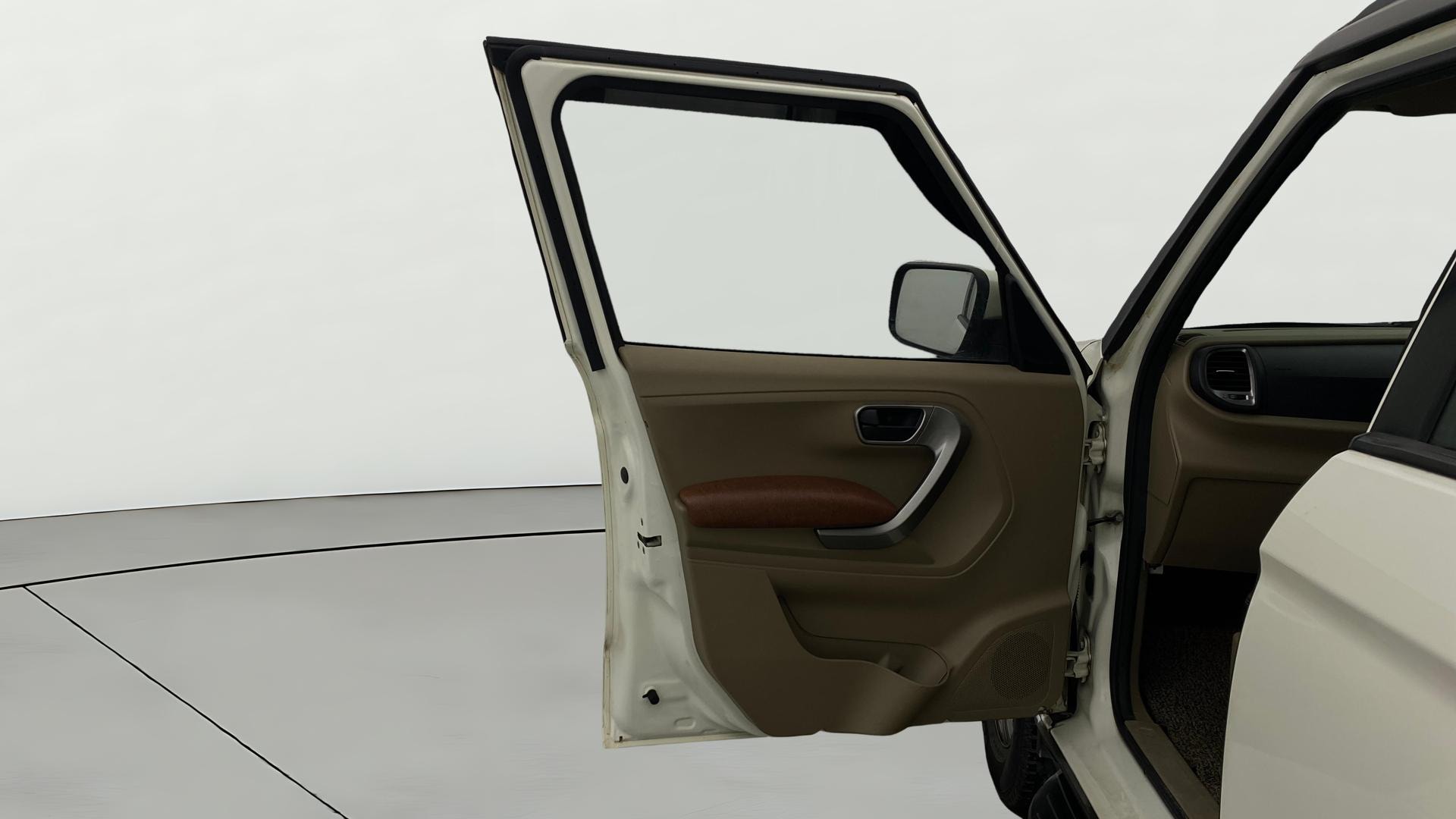 View 2019 Mahindra TUV300 T10 100HP Image 31 Used 2019 Mahindra TUV300 T10 100HP Image 31