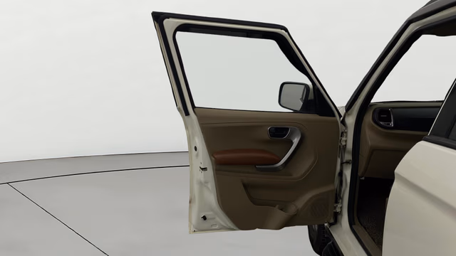 View Mahindra TUV300 Image 31 Used Mahindra TUV300 Image 31