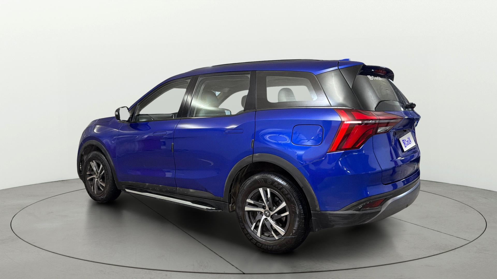 View 2022 Mahindra XUV700 MX Petrol 5 STR Image 2 Used 2022 Mahindra XUV700 MX Petrol 5 STR Image 2