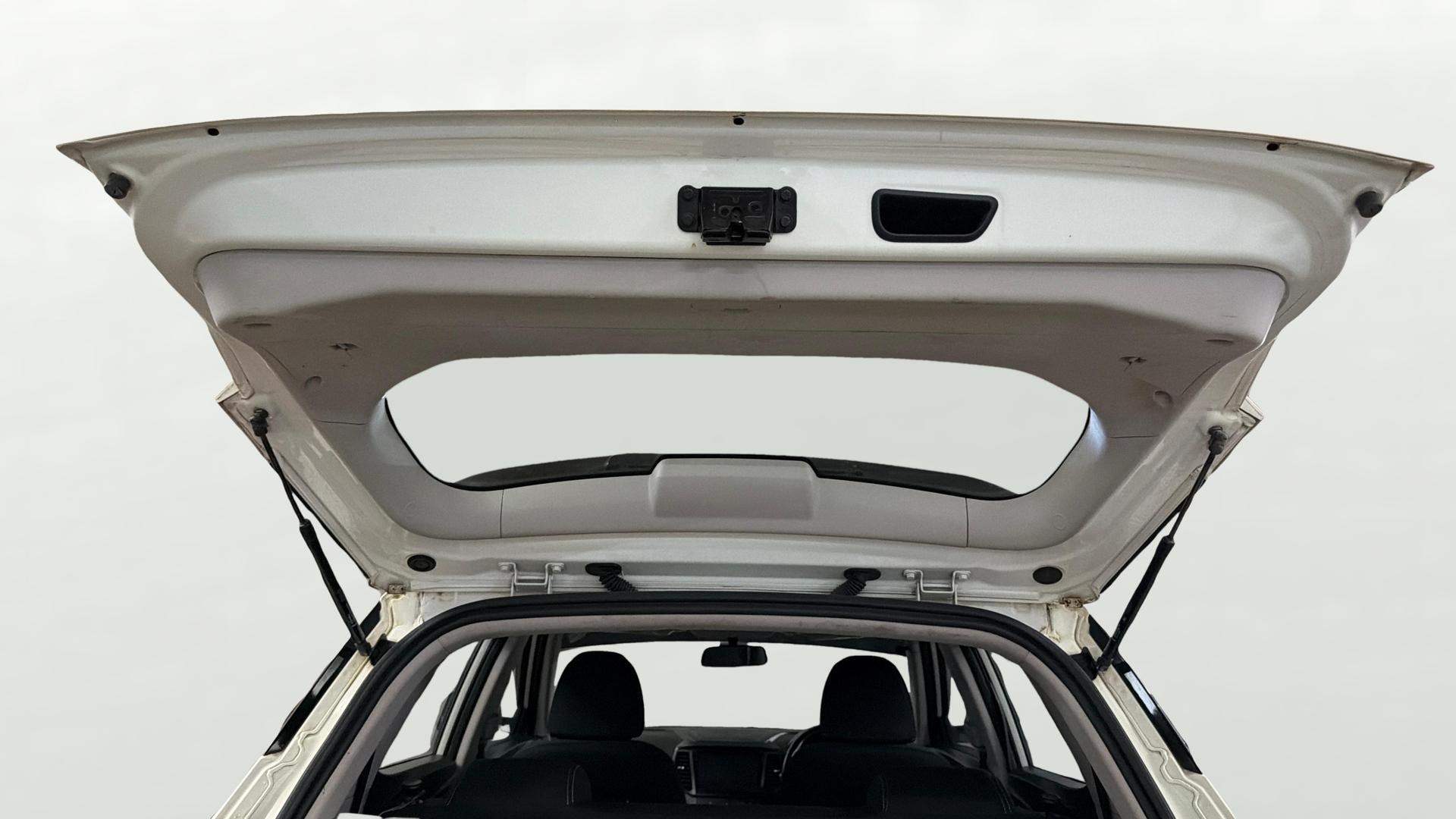 View 2022 Mahindra XUV300 W4 Petrol BS IV Image 17 Used 2022 Mahindra XUV300 W4 Petrol BS IV Image 17