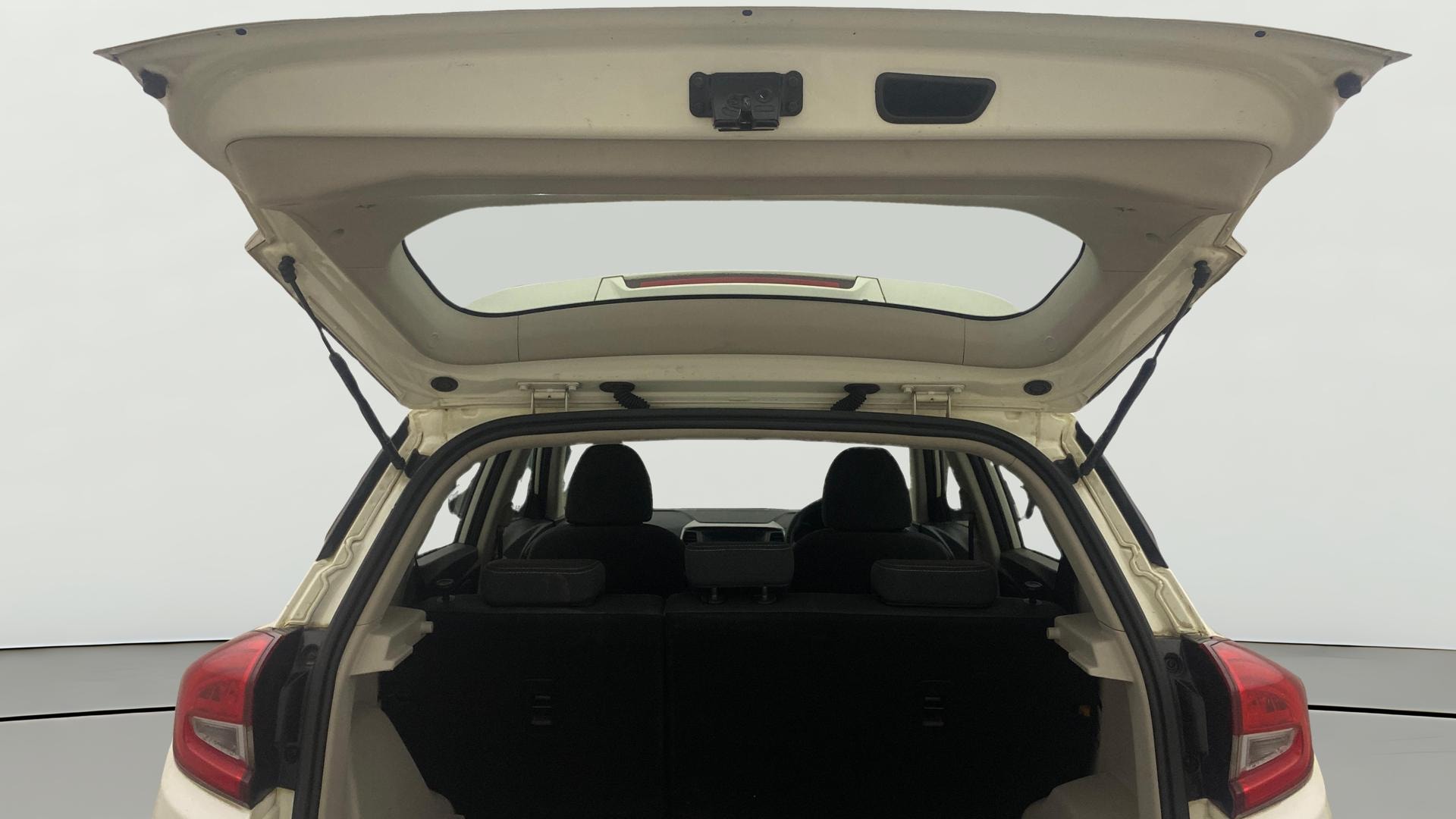 View 2019 Mahindra XUV300 W4 Petrol BS IV Image 29 Used 2019 Mahindra XUV300 W4 Petrol BS IV Image 29
