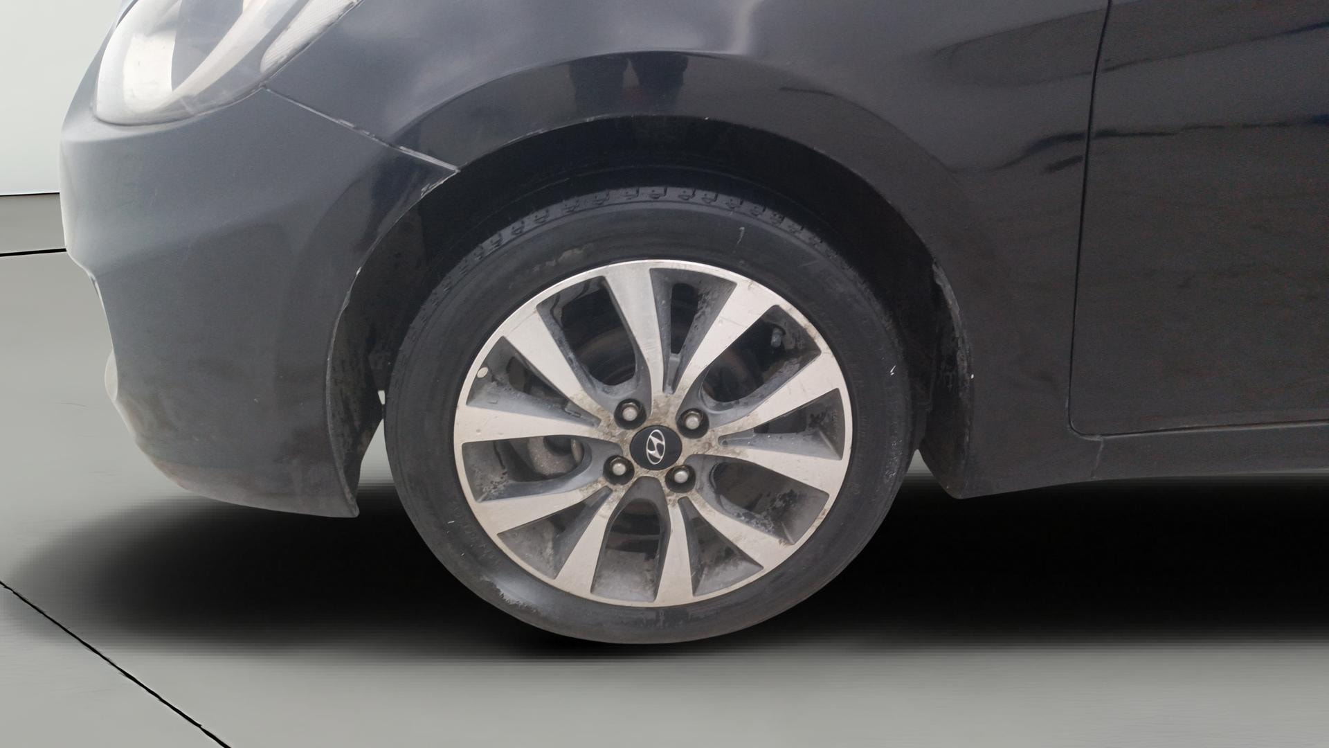 View 2014 Hyundai Fluidic Verna 1.6 VTVT SX Image 33 Used 2014 Hyundai Fluidic Verna 1.6 VTVT SX Image 33