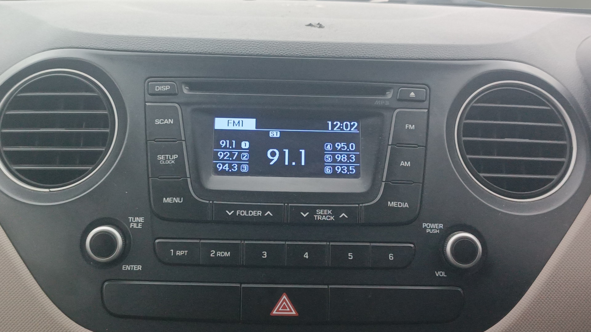 View 2015 Hyundai Grand i10 Sportz 1.2 Kappa Image 17 Used 2015 Hyundai Grand i10 Sportz 1.2 Kappa Image 17