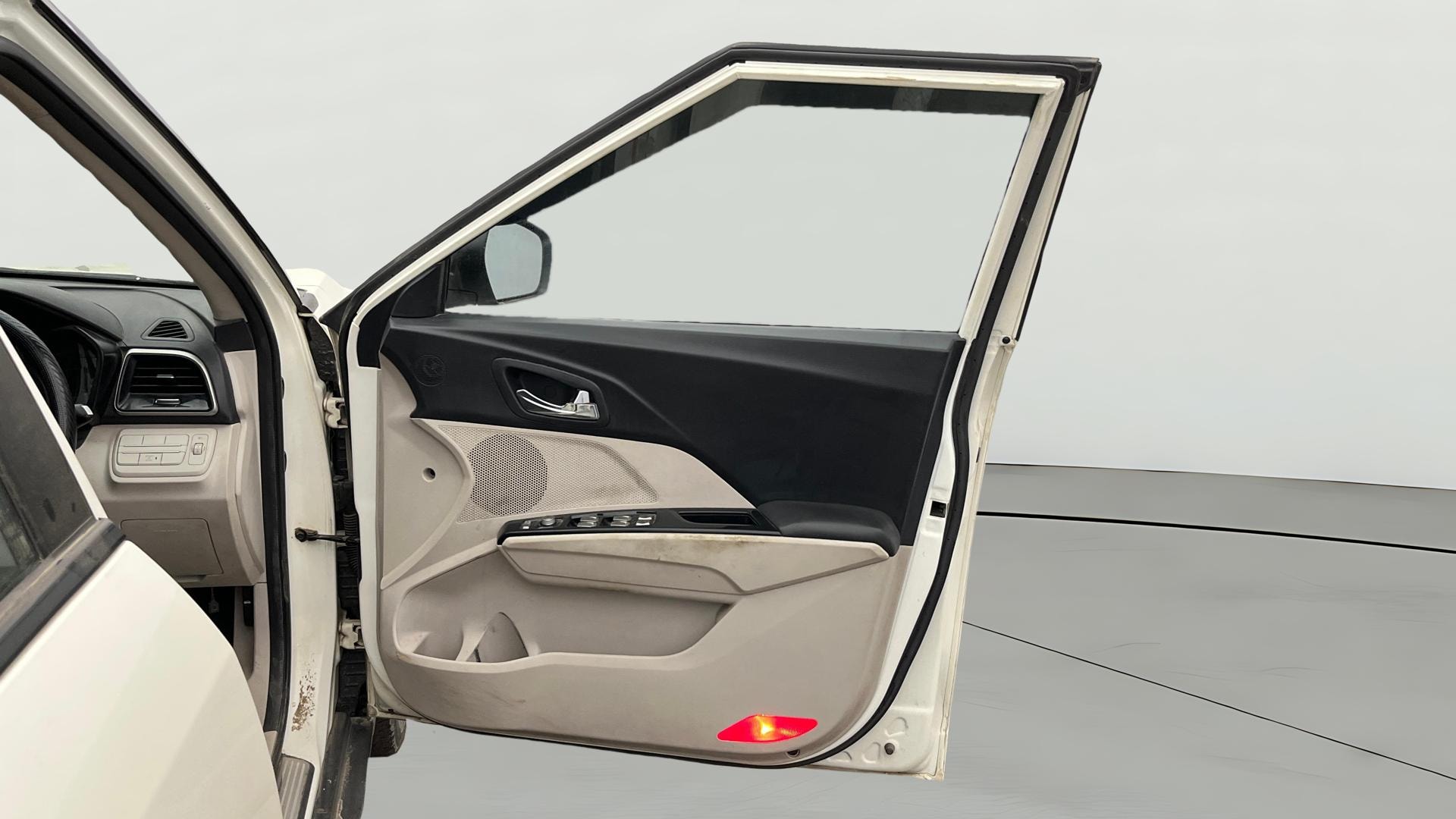 View 2021 Mahindra XUV300 W4 Petrol BS IV Image 47 Used 2021 Mahindra XUV300 W4 Petrol BS IV Image 47
